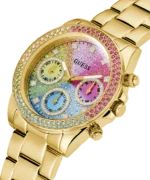 Gros plan du cadran multicolore de la montre Guess GW0483L4 avec cristaux