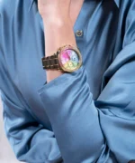 Montre femme Guess GW0483L4 dorée portée au poignet