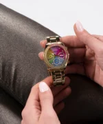 Montre Guess GW0483L4 pour femme tenue en main avec cadran coloré