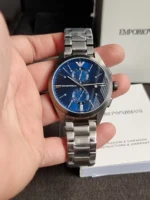 Gros plan sur le cadran bleu et le logo à 12 heures de la montre Emporio Armani AR11481