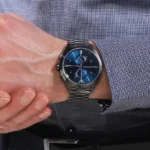 Montre Emporio Armani AR11481 portée au poignet par un homme en chemise, montrant le boîtier de 43mm