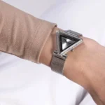 Montre Guess GW0508L1 Fame femme au poignet, gros plan sur le boîtier triangle et le bracelet en acier argenté