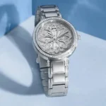 Montre Guess GW0528L1 Lily femme en gros plan, boîtier rond argenté serti de cristaux sur fond bleu