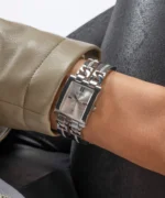Montre Guess GW0668L1 pour femme portée au poignet, design chaîne argentée