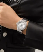 Montre Guess GW0878L1 argentée portée par une femme avec une veste en cuir noir