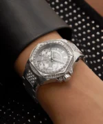 Gros plan sur la montre Guess GW0878L1 portée au poignet, révélant la brillance du cadran pavé