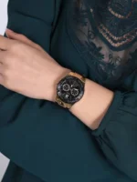 Montre Guess W1053L7 Limelight femme portée au poignet, boîtier doré et cadran noir à trois compteurs