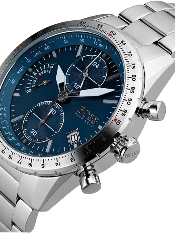 Vue en biais de la montre Hugo Boss 1513850 : cadran bleu, compteurs, lunette graduée et poussoirs