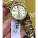 Montre Michael Kors MK3235 Nini femme tenue en main avec son étiquette d'origine et son numéro de référence