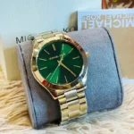 Montre Michael Kors MK3435 Slim Runway femme posée sur son écrin, cadran vert et bracelet doré