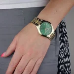 Montre Michael Kors MK3435 Slim Runway femme portée au poignet, vue de profil sur tenue imprimée