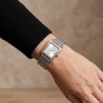 Élégante montre Michael Kors MK4961 carrée en acier argenté portée au poignet par une femme