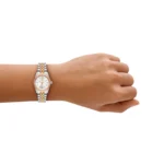 Montre Michael Kors MK4987 portée sur un poignet de femme, illustrant la taille de 26mm