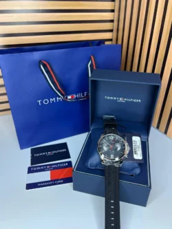 Montre Tommy Hilfiger 1710636 homme, coffret et accessoires, cadran et bracelet visibles en détail
