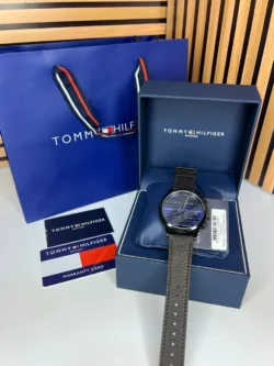 Montre Tommy Hilfiger 1791593 homme, coffret et accessoires, cadran et bracelet visibles en détail