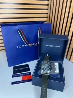 Montre Tommy Hilfiger 1791894 homme, coffret et accessoires, cadran et bracelet visibles en détail