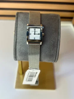 Montre Michael Kors MK4961 authentique présentée sur son coussinet avec son étiquette d'origine