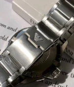 Gros plan sur le fermoir et le logo gravé au dos du boîtier de la Emporio Armani AR11339.