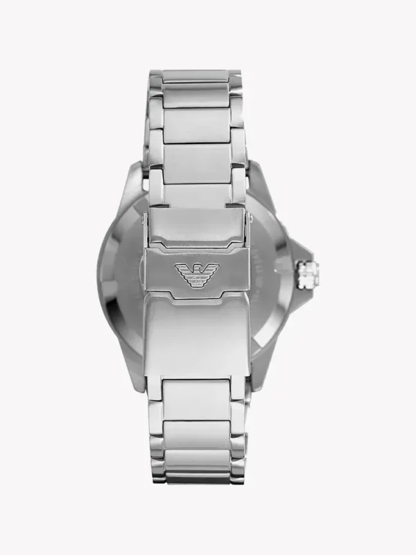 Fond du boîtier de la Emporio Armani AR11339 avec le fermoir déployant et le logo aigle Emporio Armani gravé.