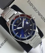 La Emporio Armani AR11339 présentée sur son coffret, cadran bleu et bracelet acier argenté visibles.