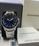 La Emporio Armani AR11339 posée sur son coffret, sous un autre angle, lunette bicolore bien visible.