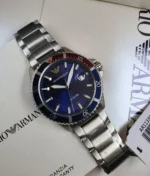 La Emporio Armani AR11339 sur son coffret avec l'étiquette du modèle visible, cadran bleu en vedette.