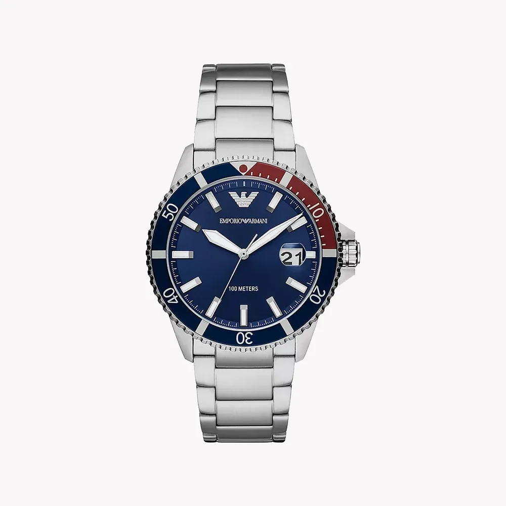 Montre Emporio Armani AR11339 Diver Homme La Emporio Armani AR11339 vue de face, cadran bleu et lunette bicolore bleu et bordeaux, boîtier argenté 42 mm.
