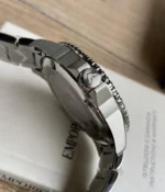 Vue de profil de la Emporio Armani AR11339 montrant l'épaisseur du boîtier et la couronne de remontoir.