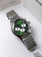 Gros plan du cadran vert de la montre Emporio Armani AR11581 avec ses compteurs argentés et son guichet de date