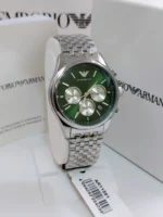 Montre Emporio Armani AR11581 Antonio homme posée sur son coussin, cadran vert et bracelet acier à maillons