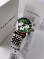 Montre Emporio Armani AR11581 Antonio vue de profil sur son support, avec la couronne et les poussoirs du chronographe