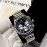 Montre Emporio Armani AR11582 Antonio homme posée sur le coussin de son écrin noir, cadran bleu soleillé
