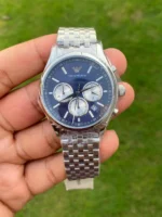 Montre Emporio Armani AR11582 tenue en main sous son film protecteur, cadran bleu et compteurs argentés