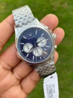 Montre Emporio Armani AR11582 neuve tenue en main avec son étiquette, cadran bleu et bracelet acier à maillons