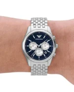 Montre Emporio Armani AR11582 portée au poignet, cadran bleu, compteurs argentés et bracelet en acier inoxydable