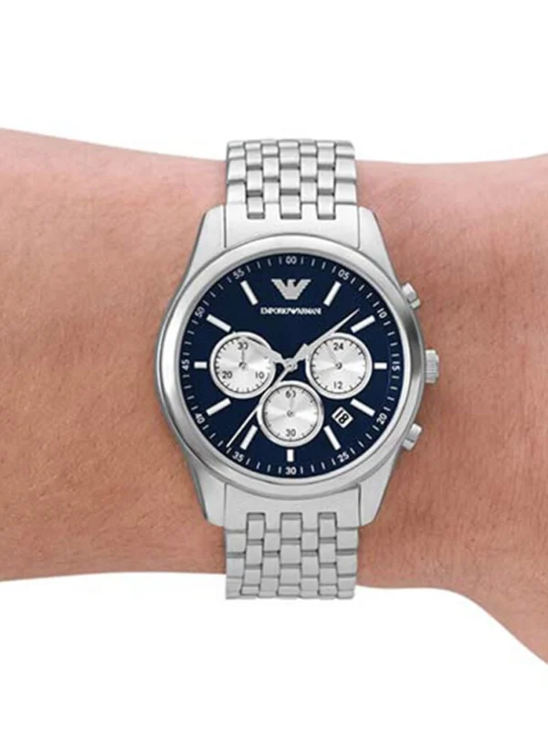 Montre Emporio Armani AR11582 portée au poignet, cadran bleu, compteurs argentés et bracelet en acier inoxydable