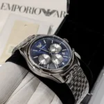 Montre Emporio Armani AR11582 Antonio vue de trois quarts sur son coussin noir, boîtier en acier poli