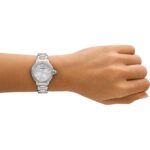 Montre Emporio Armani AR11632 Genni au poignet, cadran argenté entièrement pavé de cristaux