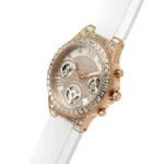 Guess GW0257L2 vue de trois-quarts, cadran blanc au centre pavé de cristaux, sous-cadrans et poussoirs or rose