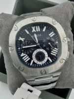 Cadran bleu texturé de la montre Guess GW0572G1 Headline avec chiffres romains blancs et lunette à vis apparentes
