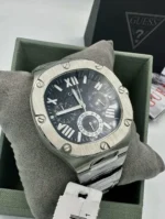 Montre Guess GW0572G1 Headline homme posée sur son coussin, boîtier coussin en acier brossé et cadran bleu