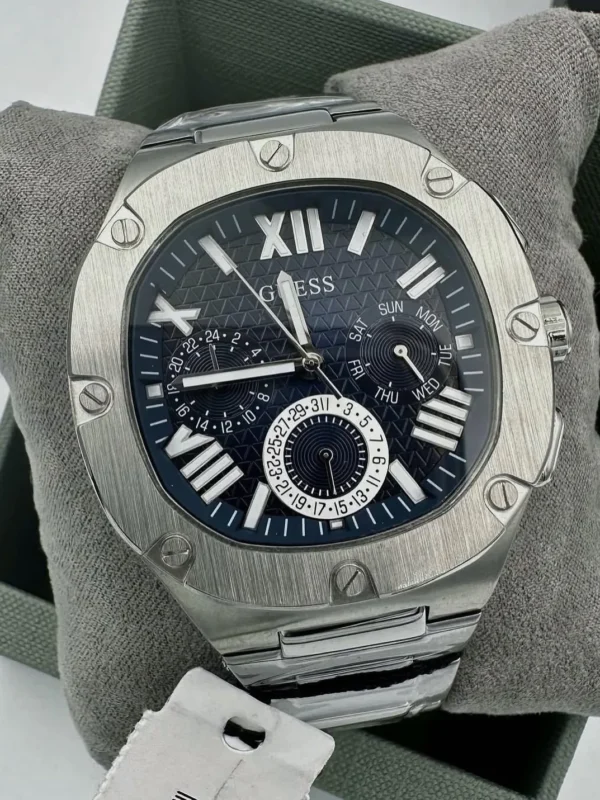 Cadran bleu texturé de la montre Guess GW0572G1 Headline avec chiffres romains blancs et lunette à vis apparentes