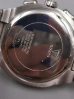 Fond en acier de la montre Guess GW0572G1 gravé de sa référence, d'une étanchéité 50 m et de la mention Japan Movt