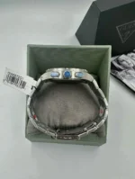 Profil de la montre Guess GW0572G1 Headline montrant la couronne, les poussoirs et le bracelet à maillons en acier