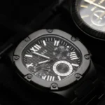 Gros plan du cadran noir texturé de la Guess GW0572G3 avec ses compteurs jour, date et 24 heures