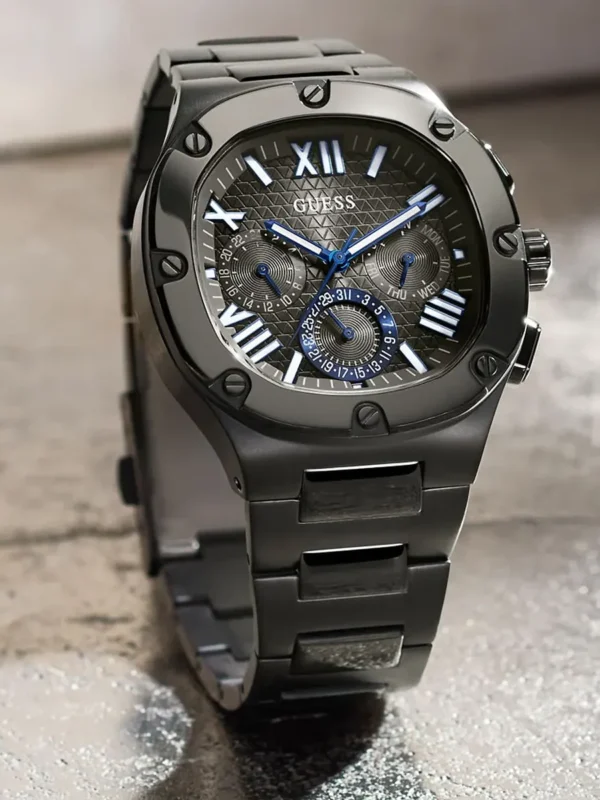 Montre Guess GW0572G5 Headline homme vue de profil, poussoirs, couronne et bracelet en acier gunmetal brossé