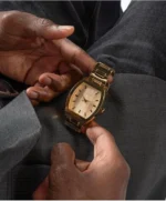 Montre Guess GW0705G3 homme tenue entre les mains, bracelet doré à trois maillons et cadran champagne