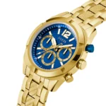 Guess GW0714G2 vue de trois-quarts, cadran bleu à sous-cadrans dorés, couronne bleue et poussoirs dorés