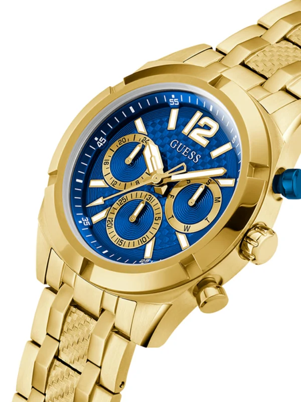 Guess GW0714G2 vue de trois-quarts, cadran bleu à sous-cadrans dorés, couronne bleue et poussoirs dorés