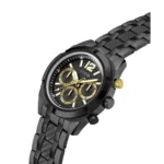 Guess GW0714G4 vue de trois-quarts, cadran noir, grand chiffre 12 doré, couronne dorée et poussoirs noirs